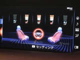シートには、背もたれと座面から爽やかな風が吹き出るシートベンチレーション機能を搭載。夏の暑い日にもシートと密着している背中や足腰の蒸れを防ぎ、快適なドライブを楽しむことができます。