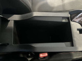 アームレスト付きです!運転の疲労を軽減してくれます♪アームレスト内にも収納できます!