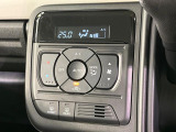 【オートエアコン】一度お好みの温度に設定すれば、車内の温度を検知し風量や温度を自動で調整。暑い&hellip;寒い&hellip;と何度もスイッチ操作をする必要はありません。快適な車内空間には必須の機能ですね♪