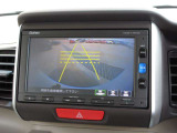 カラーで後方映像をモニターに映し出してくれるので、ショッピングモールのような狭い駐車場であったとしても障害物を見つけ、楽々駐車することができますね。