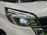 【LEDヘッドライト】悪天候や夜間走行時も良好な視界を確保し安心して運転できる高輝度LEDヘッドライトを装備!点灯速度が早く、消費電力も抑えられています。