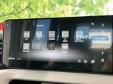 ラジオやBluetooth、USB、HDMIなど、複数の音源が画面に並びます。使いたいソースを選びやすく、普段の音楽やラジオを車内で楽しめます。