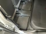 しっかりと汚れ、砂ぼこりを落とし足元まで清潔な車内空間を作り上げております♪