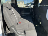 複数名が並んで座れる2列目は、背もたれとヘッドレストを備えた落ち着きある空間です。足元にもゆとりがあり、ご家族や同乗者との移動にも活躍します。