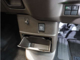 【センターロアボックス】車内に置いておきたい小物を収納するのに便利です。