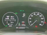 速度や燃料残量、走行に関する情報がメーター内にまとまり、運転中に必要な表示を確認しやすい配置です。中央にも数値が表示されるため、状況を把握しながら落ち着いて運転できます。