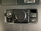 電動パーキングブレーキの搭載により、コンソールデザインの自由度が増すだけでなく安全性も向上。上り坂では路面勾配に応じて坂を登れる駆動力が発生してから解除するので後ろへずり下がる心配もありません!