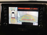 【パノラミックビューモニター】映像で、見づらい車両周辺の確認をアシスト。クルマを真上から見ているような映像を表示。 運転席から確認しにくい車両周囲の状況を把握。