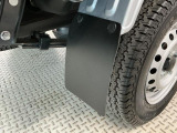 【マッドフラップ】泥や小石、雪、水しぶきから車体や後続車を守る泥除けとしての効果があり、オフロード走行や悪天候時に特に有効です。
