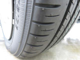 「155/65R14」サイズのタイヤが装着されています。
