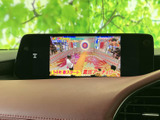 画面でテレビ映像を視聴できる装備です。お出かけ先で停車している間の待ち時間などに番組を楽しめ、車内で過ごす時間の活用にも役立ちます。視聴は停車中にご利用ください。