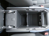 運転席と助手席の間にあるアームレストの蓋を開けると、小物入れがあります。また、USBのタイプCケーブルが2本使えます。