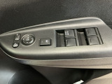 運転席のスイッチで全てのウィンドウの開閉操作を行うことができます。ロックボタンをONにしておくと、運転席以外のウィンドウは作動しないのでお子様を乗せているときなども安心ですね♪