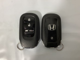 スマートキーを装備しています。鍵を差し込むことなくドアロックの開け閉めと、スタートボタン操作でのエンジンスタートができます。ボタン操作でトランクが開けられる電動テールゲートのボタンもついています。