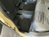 しっかりと汚れ、砂ぼこりを落とし足元まで清潔な車内空間を作り上げております♪