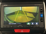 リバースギアに入れるだけで後方の表示へ切り替わります。夜間や雨の日の駐車も楽になりますよ。