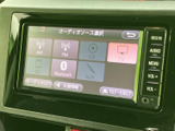 AM・FMラジオやCD、テレビ、Bluetooth、AUXなど、複数のオーディオソースを画面から選べます。普段の音楽再生からラジオまで、用途に合わせて使い分けできます。