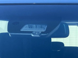 【三菱e-Assist】走行中に前方の車両等を認識し、衝突しそうな時は警報とブレーキで衝突回避と被害軽減をアシスト。より安全にドライブをお楽しみいただけます。