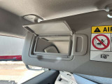 サンバイザーに鏡がついてますので車から降りる前に身だしなみチェック出来ます。