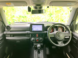 前席からフロントガラス越しに広く前方を見渡せ、運転席まわりも見通しよくまとまっています。座面や背もたれには落ち着いた色合いを採用し、毎日の移動を快適に過ごせます。