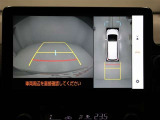 パノラミックビューモニターを装備。駐車場や交差点でクルマを真上から見るように周囲を確認できます。機能の詳細は販売店スタッフまでおたずねください。