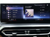 速度やナビゲーションなどドライビングに必要な情報をヘッドアップディスプレイに表示。視線を大きく動かす事なく必要な情報を確認出来る為運転への集中を自然にサポートします。安全面を考慮したテクノロジーです。