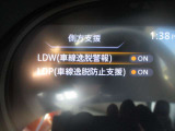 LDW(車線逸脱警報)が装備されておりドライバーが意図せずに白線を跨ぐと注意を促してくれます♪