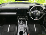 運転席と助手席を包み込むようなシート形状で、身体を預けやすい印象です。前方の視界も確保され、落ち着いた色調の室内で、乗る方それぞれがゆったり過ごせます。