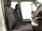 座面も厚みがあり背もたれも高く、広い足元にゆったり座れるシートです。運転席と助手席の間が空いている為、助手席側への移動がスムーズです。交通量の多い道でも助手席側から乗り降りができます。