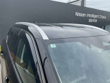 ルーフレール装備です。キャリア等の取り付けに便利です。ボディカラーとの対照でスタイリッシュさも魅力です。