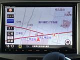 見やすい地図表示で、目的地までスムーズに案内。渋滞情報も確認できるので、効率的なルート選択が可能です。