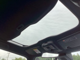 【サンルーフ】車内を明るく照らし、解放感を演出してくれます。