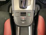 ブレーキホールド機能付き。信号待ちなど足を離してもブレーキ状態を保ち、アクセルを踏むと自動解除されます。スムーズな発進が可能です。