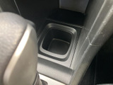 右左折や車線変更の意思を周囲へ伝えるための装備で、日々の通勤や買い物など、街中を走る際にも活躍します。進路変更の場面で使う身近な操作部として、運転をサポートします。