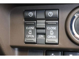 スライドドアの開閉は、ドアハンドルはもちろん運転席からのスイッチ操作でも可能です。お子様の送迎時の乗り降りも一段と楽になります。