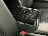 【フロントセンターアームレスト(ボックス付き)】運転席と助手席の間には、小物が収納できるボックス付のアームレストが装備!必要な物をぱっと取り出せて車内もスッキリです♪