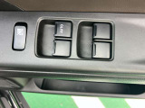 パワーウィンドウのスイッチです☆隣には電動格納ミラーの開閉スイッチがあり、ミラーの角度調整スイッチもあります☆簡単操作で扱いやすい☆