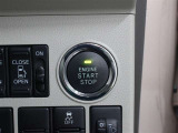 電子カードキーを携帯していれば、ブレーキを踏みながらエンジンスイッチを押すだけで、エンジンが始動します。