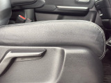 ★運転席ハイトアジャスター★ 運転される方によってシートの高さが調節できます!自分に合ったドライビングポジションで運転がさらに快適に♪