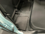 しっかりと汚れ、砂ぼこりを落とし足元まで清潔な車内空間を作り上げております♪