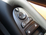 電動格納式ドアミラーですので運転席からミラーを調節していただけます♪