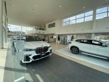 新車ショールームと併設の店舗でお客様にピッタリのお車を提案致します。