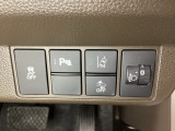 ハンドルの右側にはヘットライトリベライザーとHondaセンシング用のメインスイッチがついています。ヘッドライトリベライザーは道路状況や積荷の加重に応じてライトの高さを調節できます。