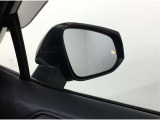 隣車線を走る車両をレーダーで検知し、ドアミラーでは確認しにくい後側方エリアに存在する車両に加え、急接近してくる車両も検知します。車両を検知するとドアミラーに搭載されたLEDインジケーターが点灯します。