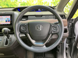 手元で扱えるスイッチを備え、運転姿勢を大きく変えずに各種操作へアクセスできます。握りやすい円形形状で、前方を見ながら必要な操作を行いやすい設計です。