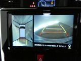 【全周囲モニター】車を上空から見下ろしたような映像をカーナビ画面に映し出し、車庫入れや縦列駐車をサポートしてくれます。