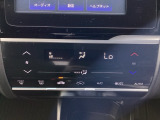 一年じゅう快適なドライブをお楽しみいただけるオートエアコンを装備。