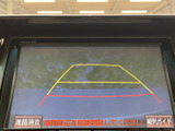後方の映像にガイド線が表示され、駐車時に車両と周囲の位置関係を確認しやすい仕様です。画面を参考にしながら、周囲を直接確認してゆっくり操作いただけます。