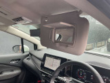 運転席には鏡付きのサンバイザーが付いていますので便利です。