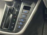 【電動パーキングブレーキ】条件を満たした場合に従来のパーキングボタンやレバーを引かなくてもパーキングに自動的に入り、発進状態の条件を満たした場合には自動でパーキングブレーキが解除されます